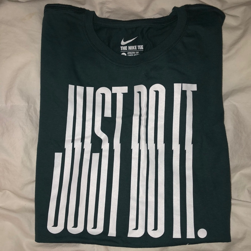 Women’s XL Nike t-shirt in forest green